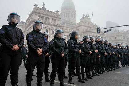 La policía custodia el Congreso donde los senadores debaten dos proyectos de ley impulsados por el presidente argentino Javier Milei en Buenos Aires, Argentina, el miércoles 12 de junio de 2024. (AP Foto/Rodrigo Abd)