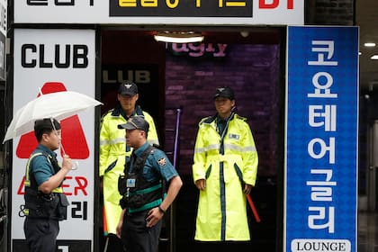 La policía custodia el local nocturno en el que ocurrió la tragedia en Gwangju, Corea del Sur, donde se desarrolla el Mundial de natación