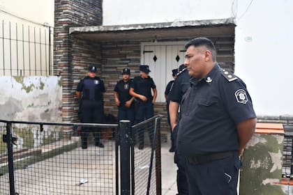 La policía custodia la casa del homicida