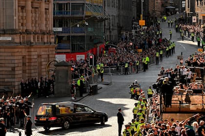 La policía custodia la procesión que lleva el féretro de la reina Isabel II al salir de la catedral de San Giles, en Edimburgo, Escocia, el martes 13 de septiembre de 2022.
