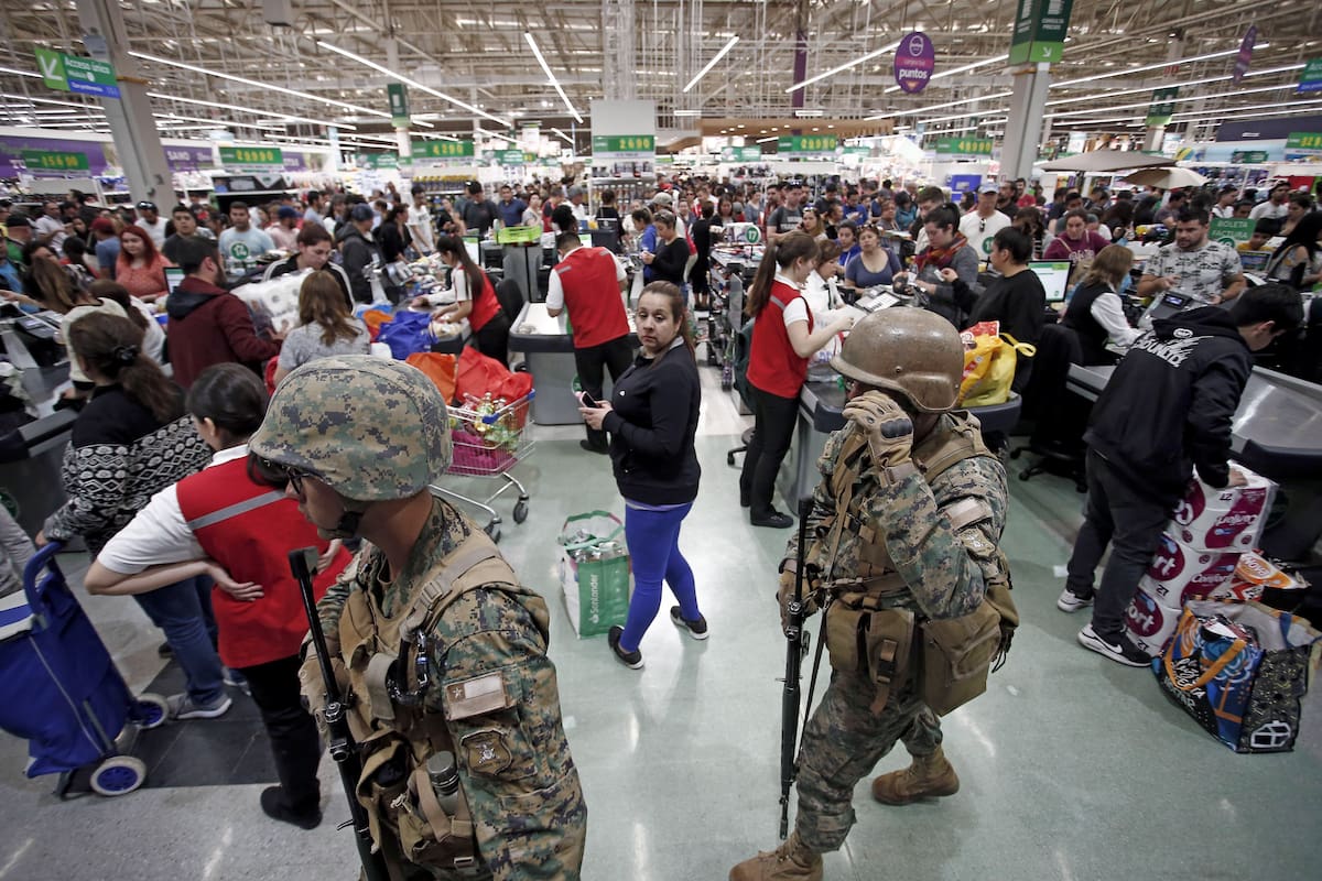 La policía custodia un supermercado