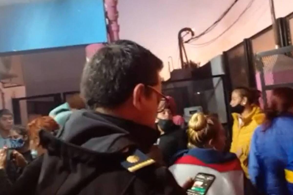 La policía custodió el jardín donde se denunció un abuso y las autoridades no desvincularon al sospechoso tras la acusación