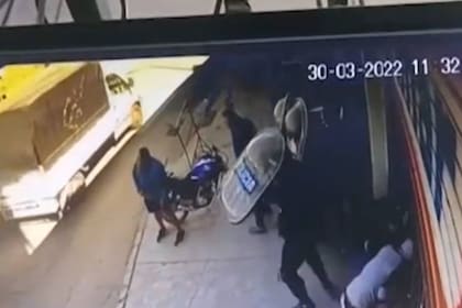 La policía custodió los locales comerciales (Captura LN+)