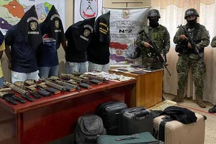 La policía de 15 países de América Latina tomaron parte de este operativo comandando por Interpol. En la foto se ve varios miembros sospechosos de pertenecer al PCC detenidos en Paraguay
