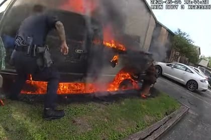 La policía de Austin, Estados Unidos, hizo un dramático rescate de un hombre mientras se incendiaba su auto