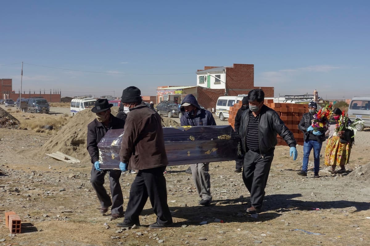 La policía de Bolivia encuentra cinco fosas comunes con una cantidad "sorprendente" de restos humanos