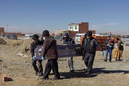 La policía de Bolivia encuentra cinco fosas comunes con una cantidad "sorprendente" de restos humanos