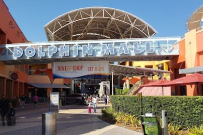 La policía de Florida lleva a cabo la operación "Safe Holidays" en el Dolphin Mall, uno de los centros comerciales más concurridos