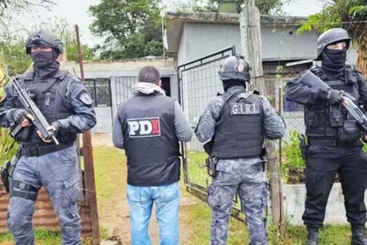 La policía de investigaciones y los grupos especiales de la fuerza de seguridad santafesina, en uno de los operativos
