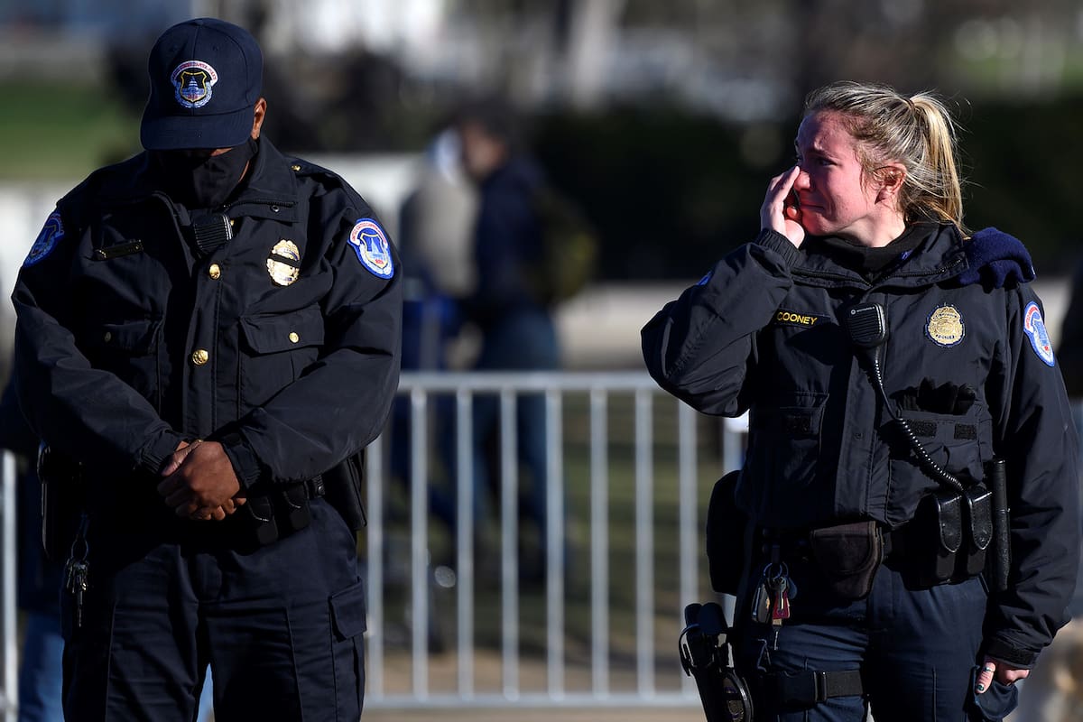 La policía de la capital estadounidense reacciona después de que el ataúd con el oficial de policía caído, Brian Sicknick, pasara durante una procesión fúnebre en Washington, DC el 10 de enero de 2021