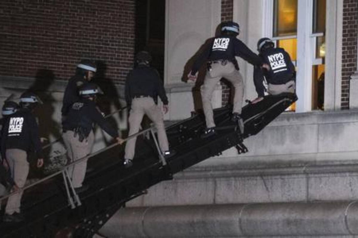 La policía de la ciudad de Nueva York ingresa al piso superior del Hamilton Hall en el campus de la Universidad de Columbia utilizando un vehículo táctico, en Nueva York, el martes 30 de abril de 2024