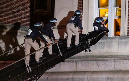 La policía de la Ciudad de Nueva York utiliza un vehículo táctico para entrar a un piso superior de Hamilton Hall, en el campus de la Universidad de Columbia (Archivo)