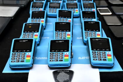 La Policía de la Ciudad desbarató tres organizaciones en las que había delincuentes argentinos y extranjeros que clonaban las tarjetas de los ciudadanos. En los robos en cajeros automáticos utilizaban filmaciones y operaban con posnets y máquinas para copiarlas.