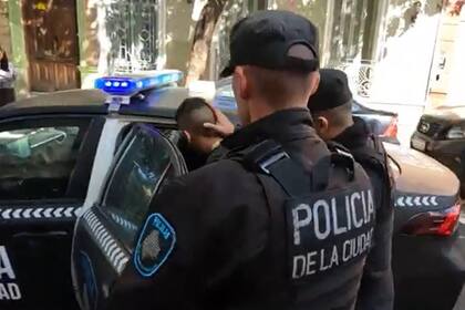La policía de la Ciudad detiene a los delincuentes.