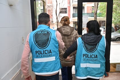 La Policía de la Ciudad detuvo a siete sospechosos, entre ellos a una psicóloga