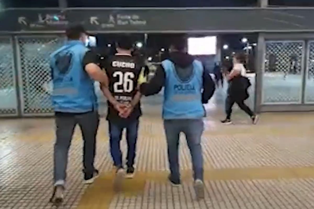 La Policía de la Ciudad detuvo en la estación Constitución al acusado de abusar sexualmente de una chica de 13 años a la que sedujo a través de las redes sociales