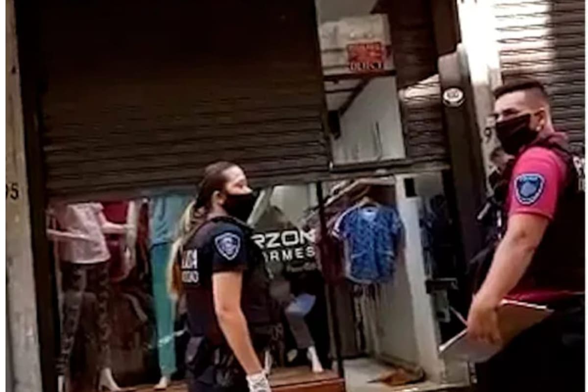 La Policía de la Ciudad, en la puerta del local de Paso 693, donde rescataron a una chica venezolana que había sido drogada y abusada sexualmente