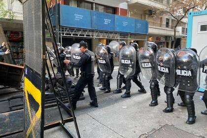 La policía de la Ciudad en los alrededores de Juncal y Uruguay; las fuerzas se mueven de acuerdo a las idas y vueltas con los manifestantes