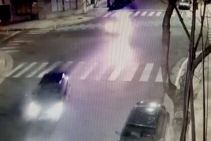 La policía de la ciudad persiguiendo a un peugeot 208 negro cuyos ocupantes habian asaltado una casa en Villa Crespo