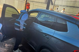 Detuvieron a dos sospechosos en la camioneta que le habían robado a un primo de un exgoleador de la selección