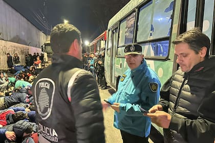 La Policía de la Ciudad requisó micros y a más de 300 hinchas de la Universidad de Chile tras los incidentes en Avellaneda