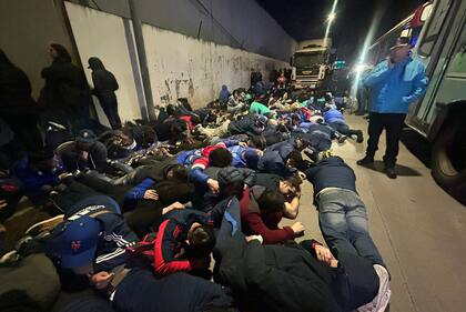 La Policía de la Ciudad requisó ómnibus y a más de 300 hinchas de Universidad de Chile cuando cruzaron a Avellaneda a Buenos Aires.