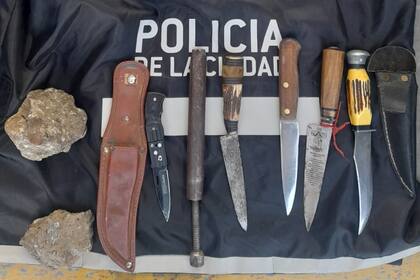 La Policía de la Ciudad secuestró en un amplio operativo palos, piedras, cuchillos y otras armas blancas