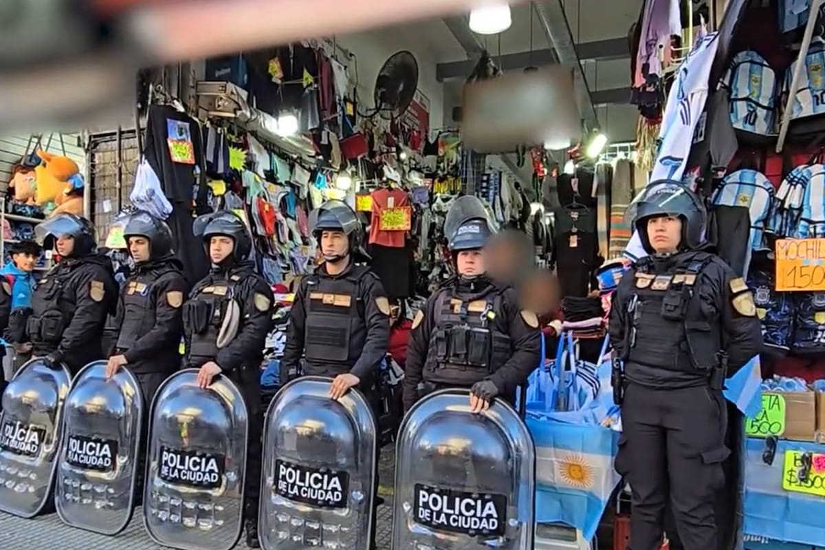 La Policía de la Ciudad secuestró más de 13.000 prendas de vestir y 250 pares de zapatillas de contrabando en una galería del barrio de Once