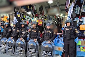 Secuestraron más de 13.000 prendas y 250 pares de zapatillas de contrabando valuados en $123 millones