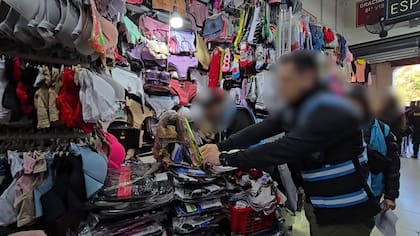 La Policía de la Ciudad secuestró más de 13.000 prendas de vestir y 250 pares de zapatillas de contrabando en una galería del barrio de Once