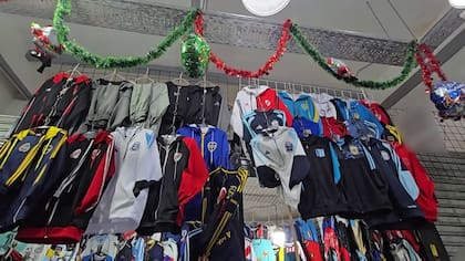 La Policía de la Ciudad secuestró más de 13.000 prendas de vestir y 250 pares de zapatillas de contrabando en una galería del barrio de Once