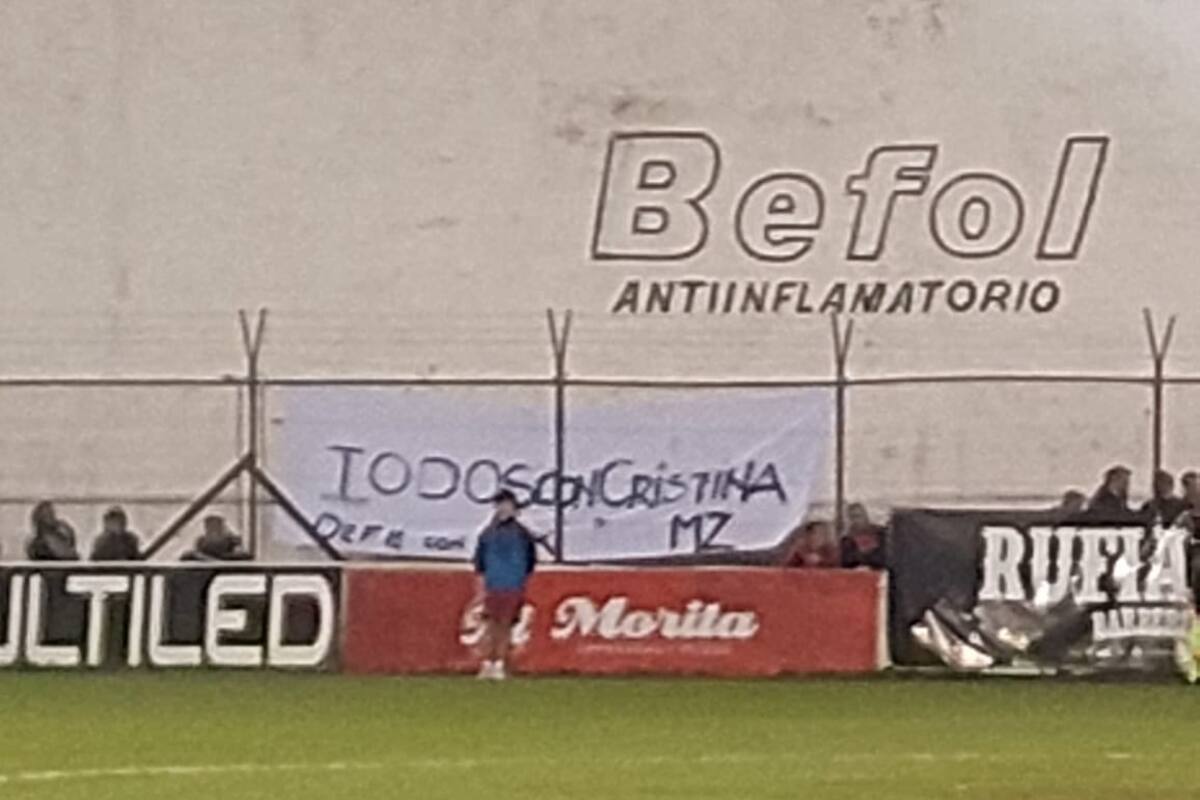 La Policía de la Ciudad secuestró una bandera en apoyo a Cristina Kirchner en la cancha de Defensores de Belgrano