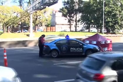 La Policía de la Ciudad trabajaba sobre la Avenida General Paz cerca de las 9.30