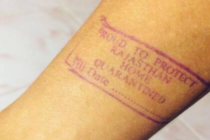 La policía de la India le pone un sello en el brazo a los extranjeros para controlar su aislamiento