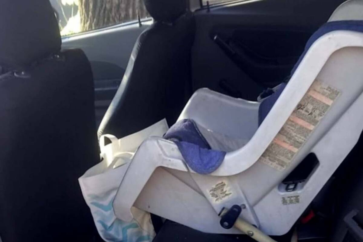 La policía de La Plata rescató a un bebé de una año y medio que estaba encerrado en un auto mientras su mamá estaba en un centro de estética