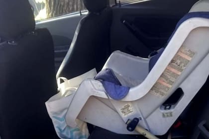 La policía de La Plata rescató a un bebé de una año y medio que estaba encerrado en un auto mientras su mamá estaba en un centro de estética