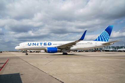 La policía de Maui investiga el descubrimiento de un cuerpo en el compartimiento del tren de aterrizaje de un avión de United Airlines que aterrizó en Kahului desde Chicago, sin que aún se conozca la identidad ni cómo llegó ahí.