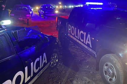 La Policía de Mendoza llegó al lugar del evento y logró detener a un grupo de personas que intentaba escaparse en camionetas