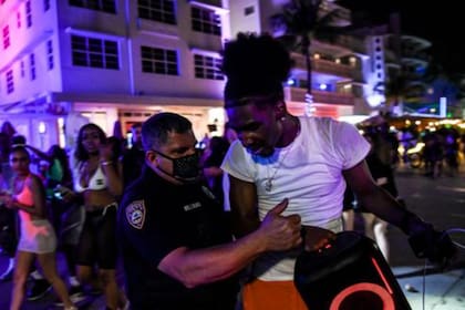 La policía de Miami Beach detiene a un hombre que lleva un parlante inalámbrico en Ocean Drive