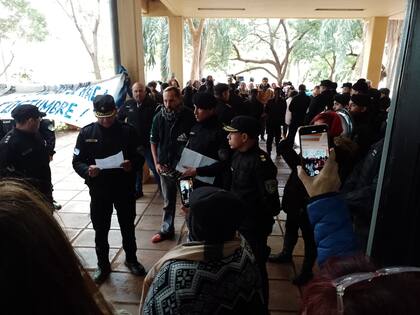 La Policía de Misiones, este mediodía, leyendo la orden del juzgado para desalojar la sede del Ministerio de Educación