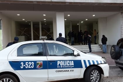 La Policía de Misiones y los peritos, frente a la Torre Aymará