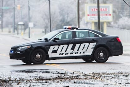 La Policía de Muncie, Indiana, detuvo a los padres del pequeño que le disparó a su hermana (Crédito: Twitter/@DouglasWalkerSP)