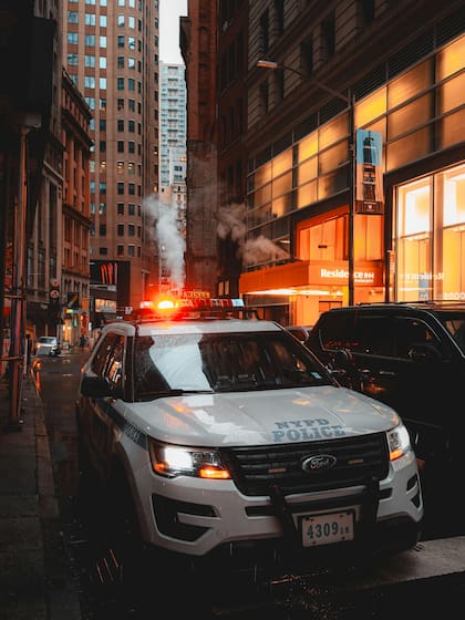 La policía de Nueva York busca evitar persecuciones peligrosas mediante el uso de adhesivos con GPS