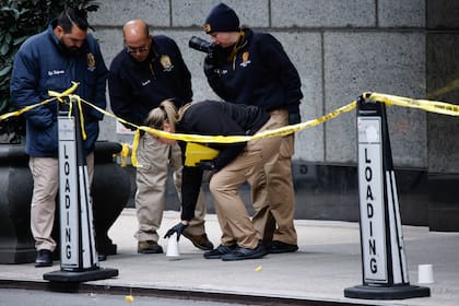 La policía de Nueva York marca el lugar donde cayeron los casquillos utilizados contra Brian Thompson
