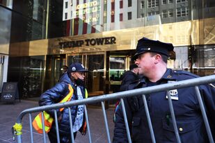 La policía de Nueva York reforzó la seguridad de la Trump Tower.   (Michael M. Santiago / GETTY IMAGES NORTH AMERICA / Getty Images via AFP)