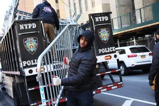La policía de Nueva York reforzó la seguridad en la corte criminal de Manhattan, en Nueva York. (Michael M. Santiago / GETTY IMAGES NORTH AMERICA / Getty Images via AFP)