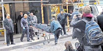 La policía de Nueva York retira el cuerpo de Mark Madoff de su departamento
