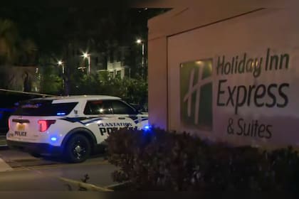 La policía de Plantation, ciudad en Florida, detuvo a un hombre acusado de delitos graves que se atrincheró en un hotel
