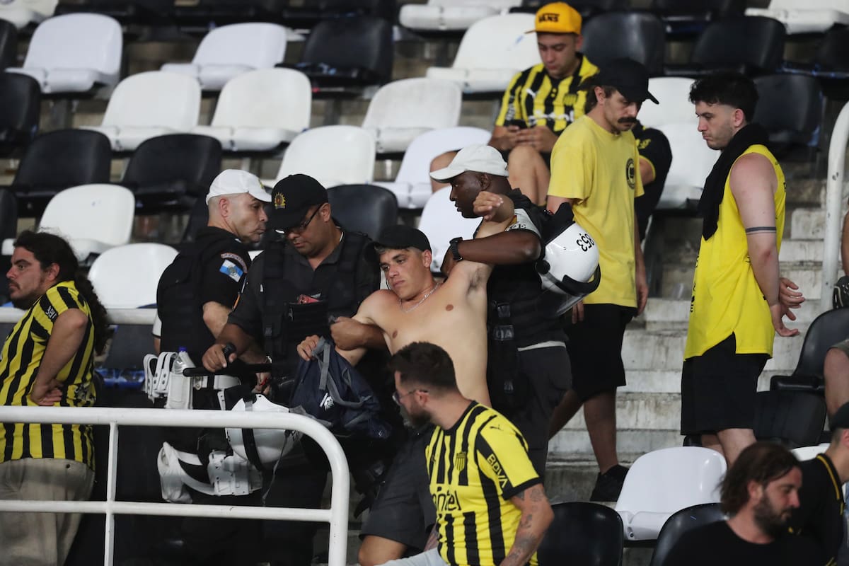 La policía de Río de Janeiro se lleva detenido a un hincha de Peñarol durante el partido de ida con Botafogo por las semifinales de la Copa Libertadores