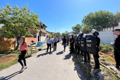 La policía de Santa Fe chocó con vecinos que quisieron hacer "justicia por mano propia"